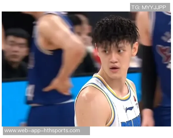 曾凡博防守贾里德巴特勒失误被罚犯规瞬间回顾