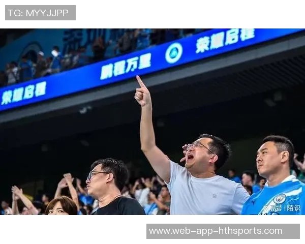 杨一鸣肘击被红牌罚下新鹏城领先后遭遇人数劣势