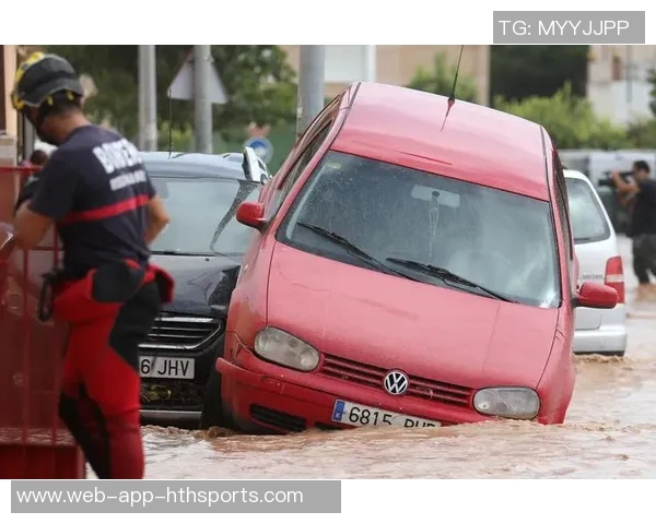 因暴雨导致球场积水严重欧协联一场比赛被迫中断引发关注