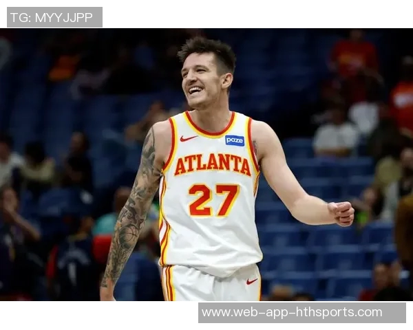 克雷伊奇初次亮相开拓者训练馆与新队友教练热情互动